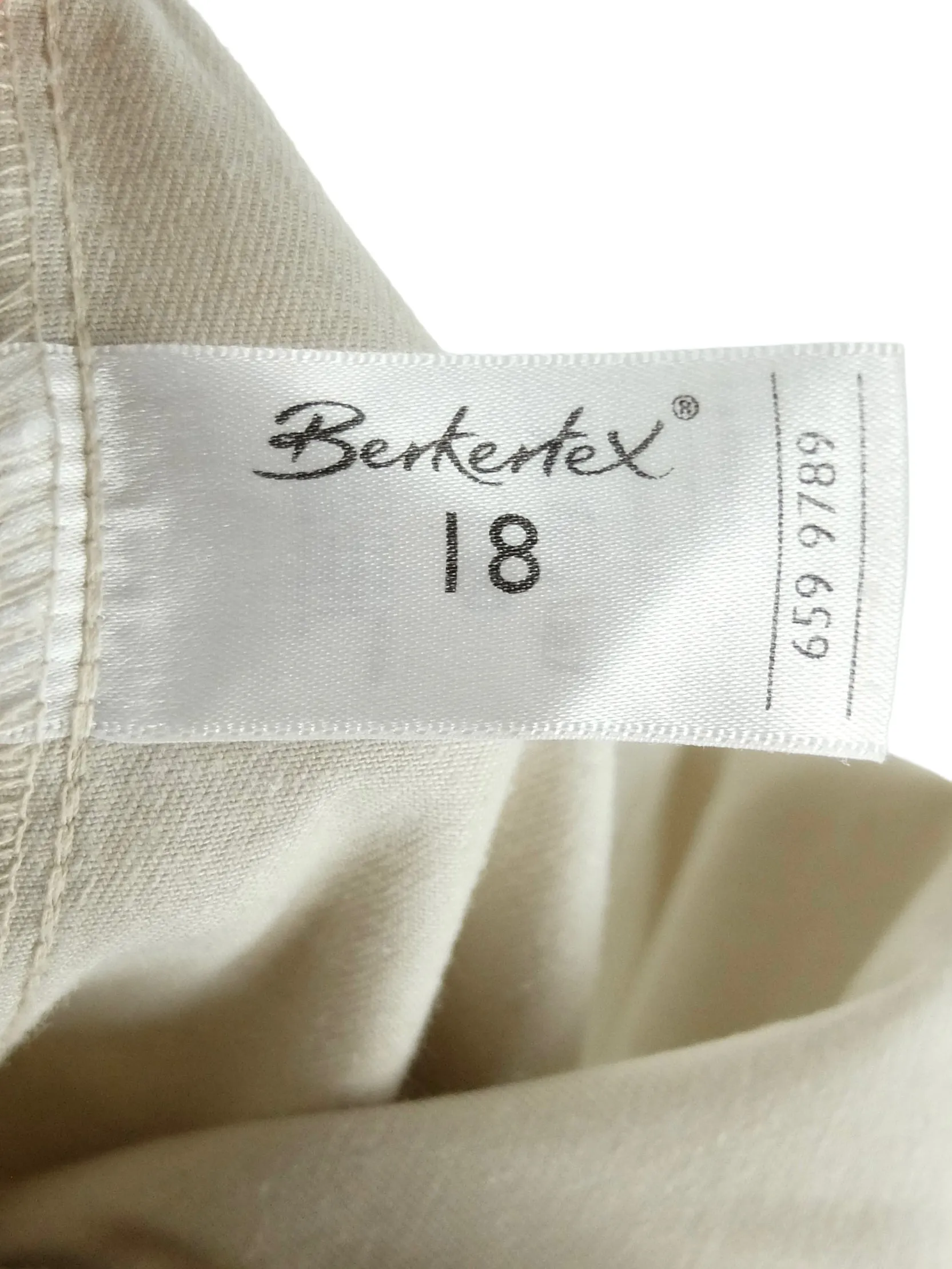 Vintage 2000s Y2K Minimalist Khaki Beige Relaxed Fit Capri Length Chino Trouser Pants | 36 Inch Waist